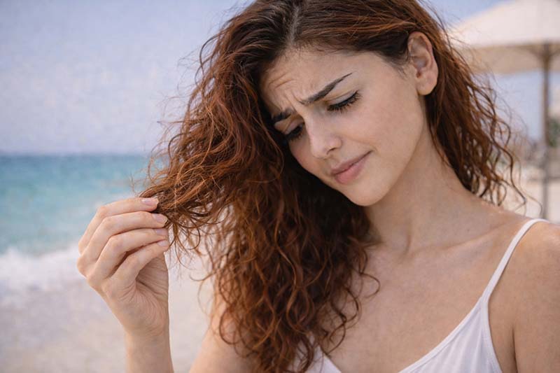 روتين الصيف للشعر: عرق + شمس + سباحة… كيف تحمي شعرك من الجفاف والتقصف؟